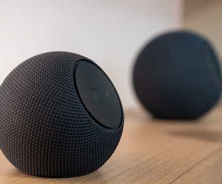 Amazon Echo Dot Max и Studio на полке.