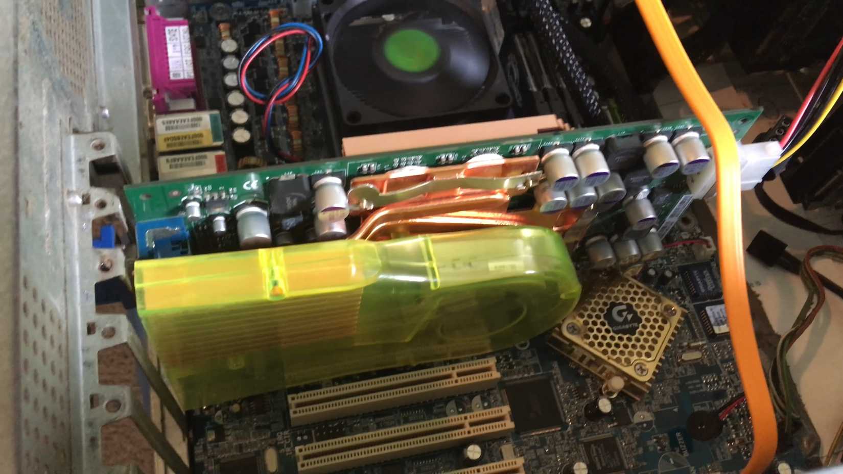 Nvidia GeForce FX 5800 Ultra встановлена ​​на ПК.