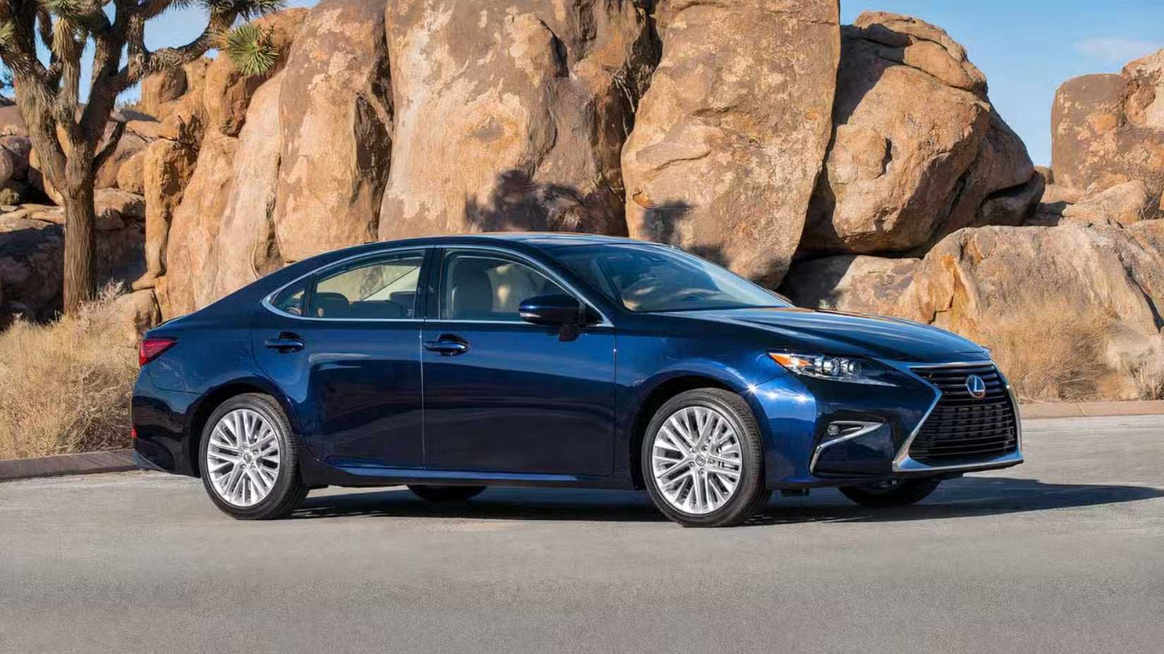 Front 3/4 shot of 2017 Lexus ES 350 in blue parked