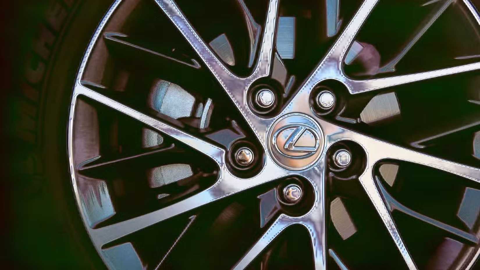 Close-up shot of 2017 Lexus ES 350 wheel