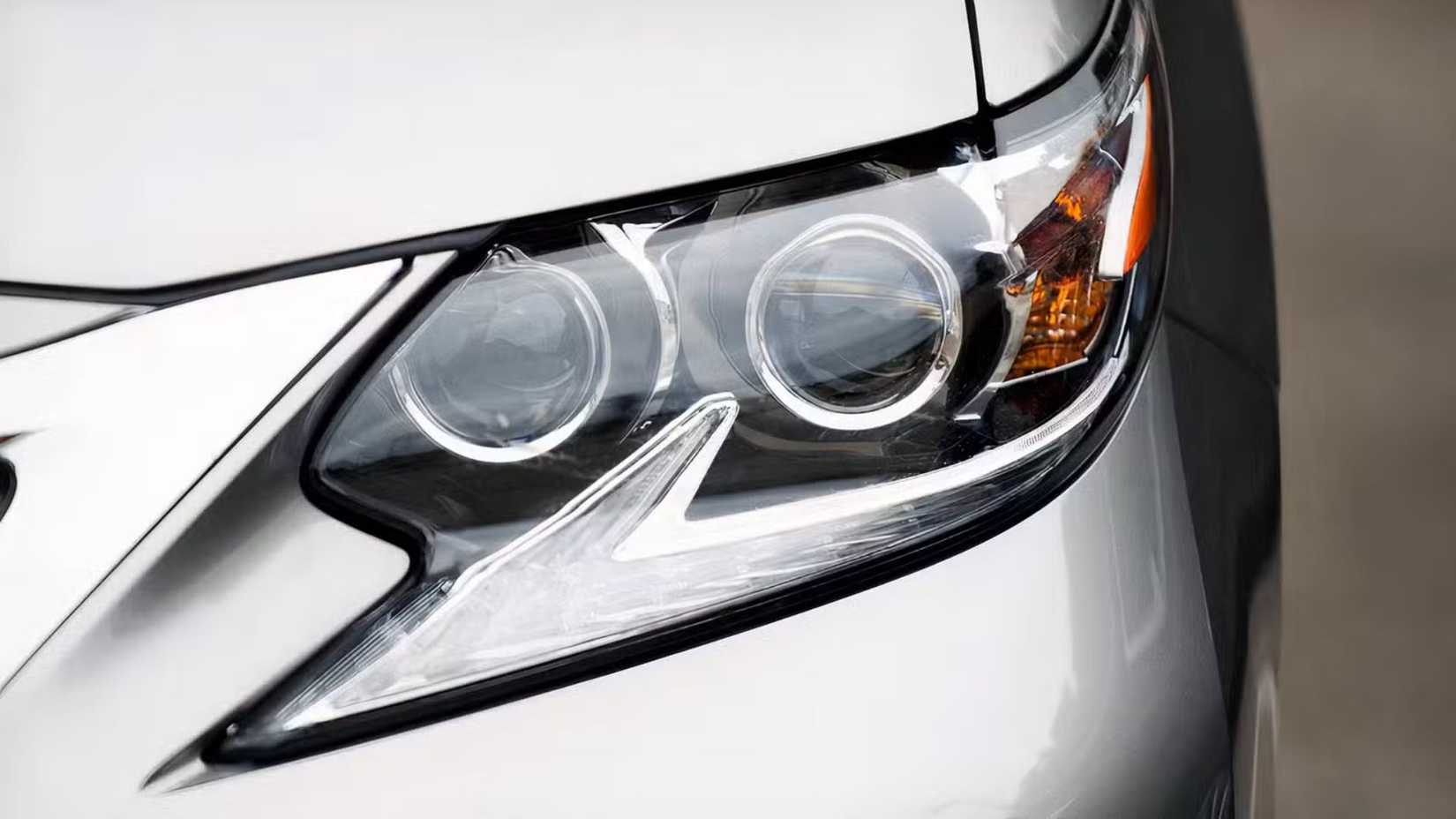 Close-up shot of 2017 Lexus ES 350 headlight