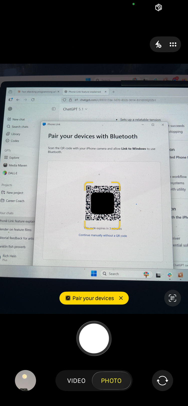 Uma captura de tela de uma câmera do iPhone com um código QR e link na tela