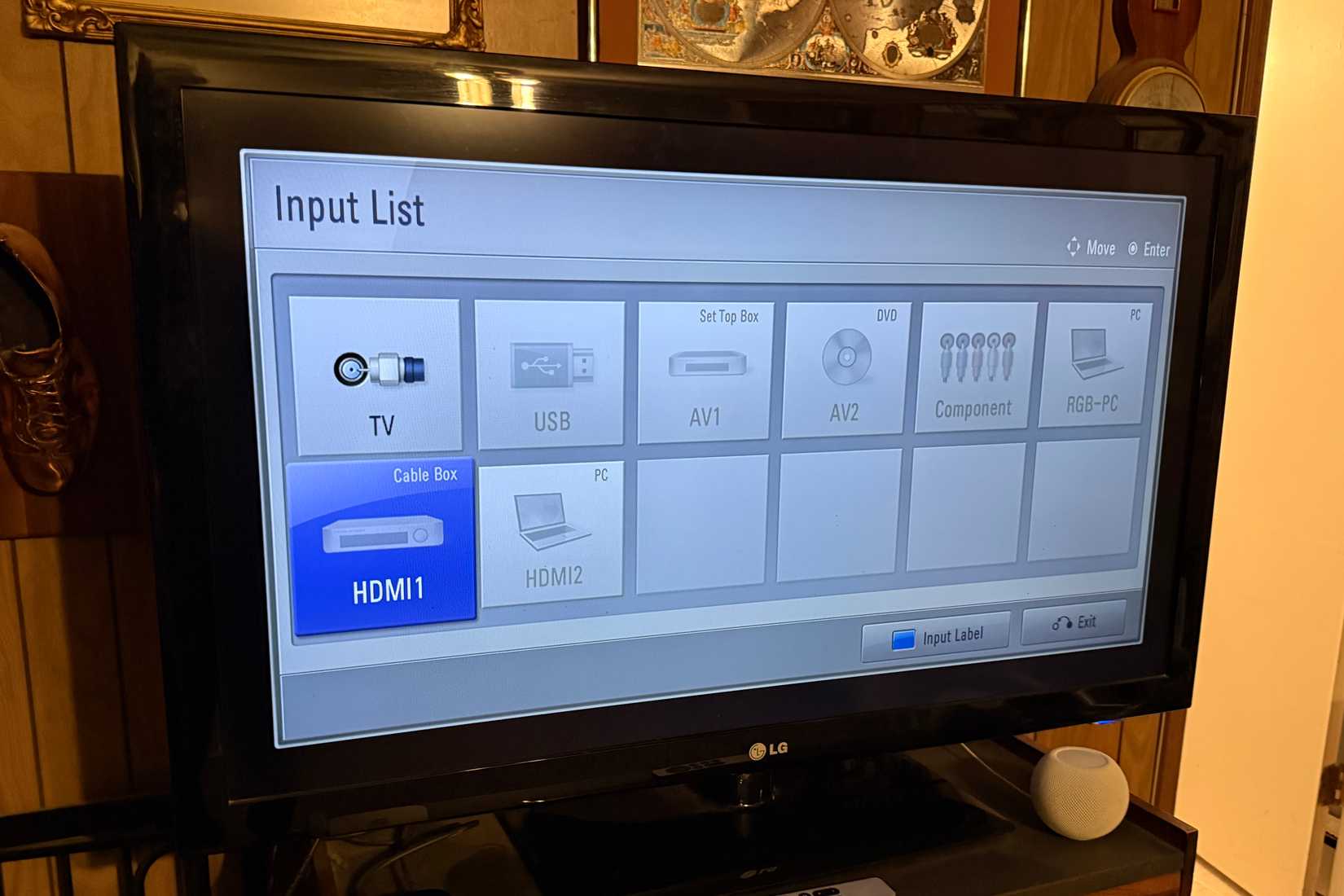 Basic input menu screen on an old TV.