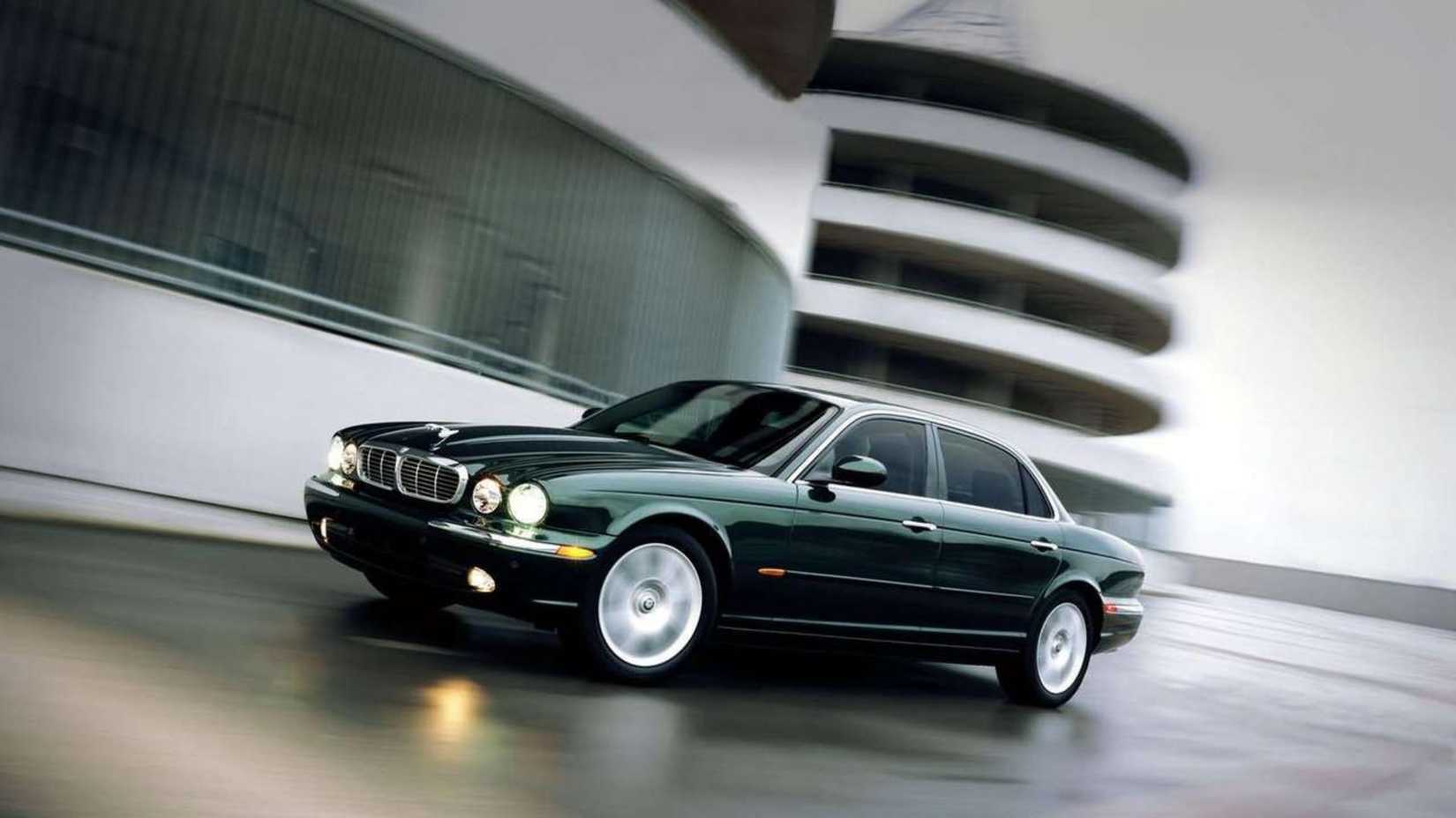 Dynamic 3/4 front shot of a green 2005 Jaguar XJ8 L.