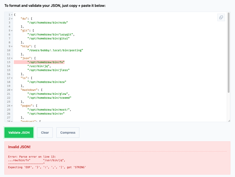 Uma interface da web exibindo um arquivo JSON com uma linha selecionada em vermelho e uma mensagem de erro abaixo, declarando o JSON inválido.