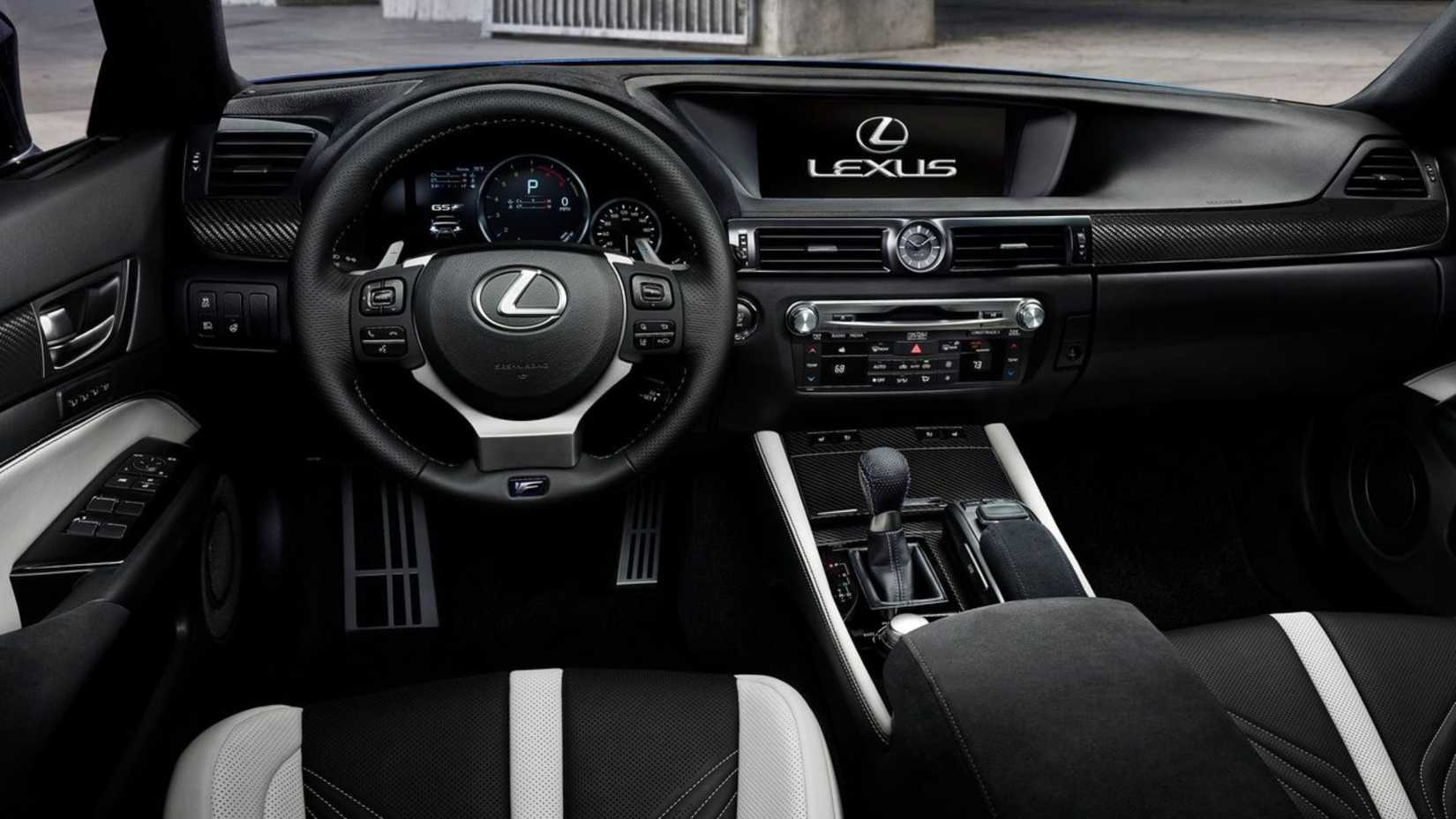 Toma del tablero y el interior de un Lexus GS F 2016.