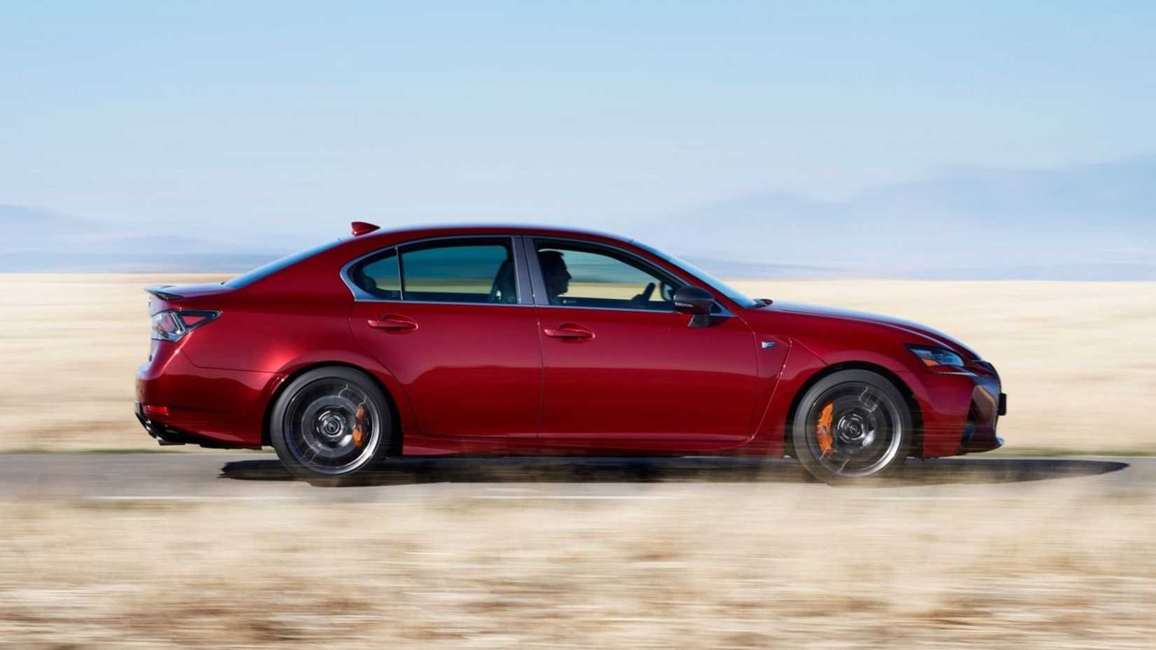 Toma de perfil lateral dinámico de un Lexus GS F 2016 rojo.