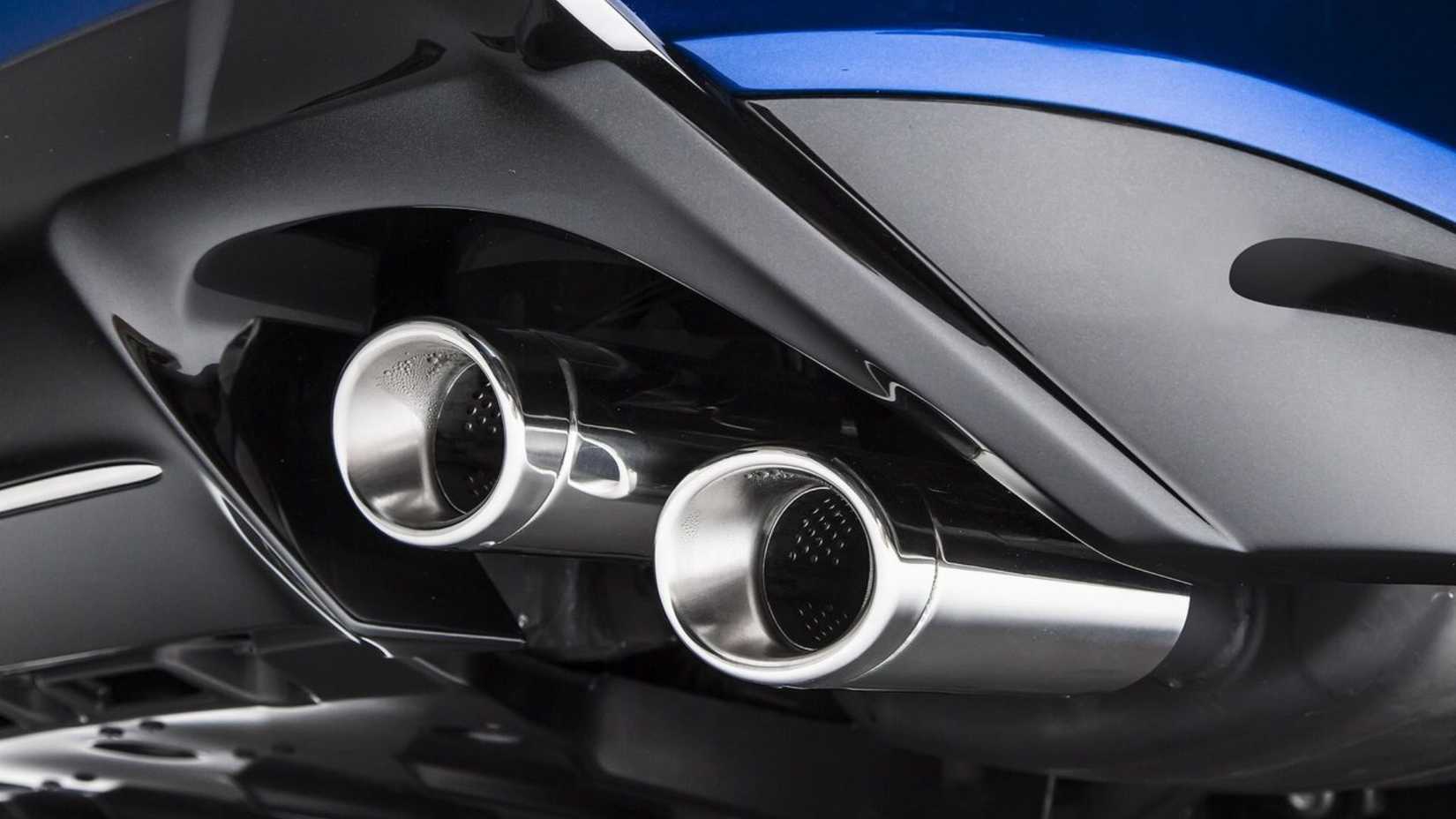 Toma de primer plano de los tubos de escape gemelos de un Lexus GS F 2016 azul.