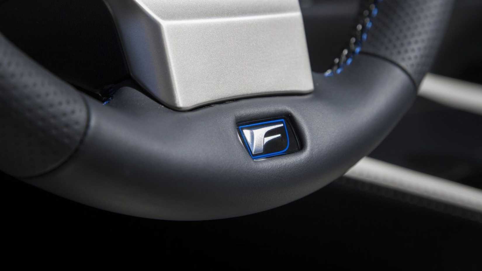 Primer plano de la insignia 'F' en el volante de un Lexus GS F 2016.