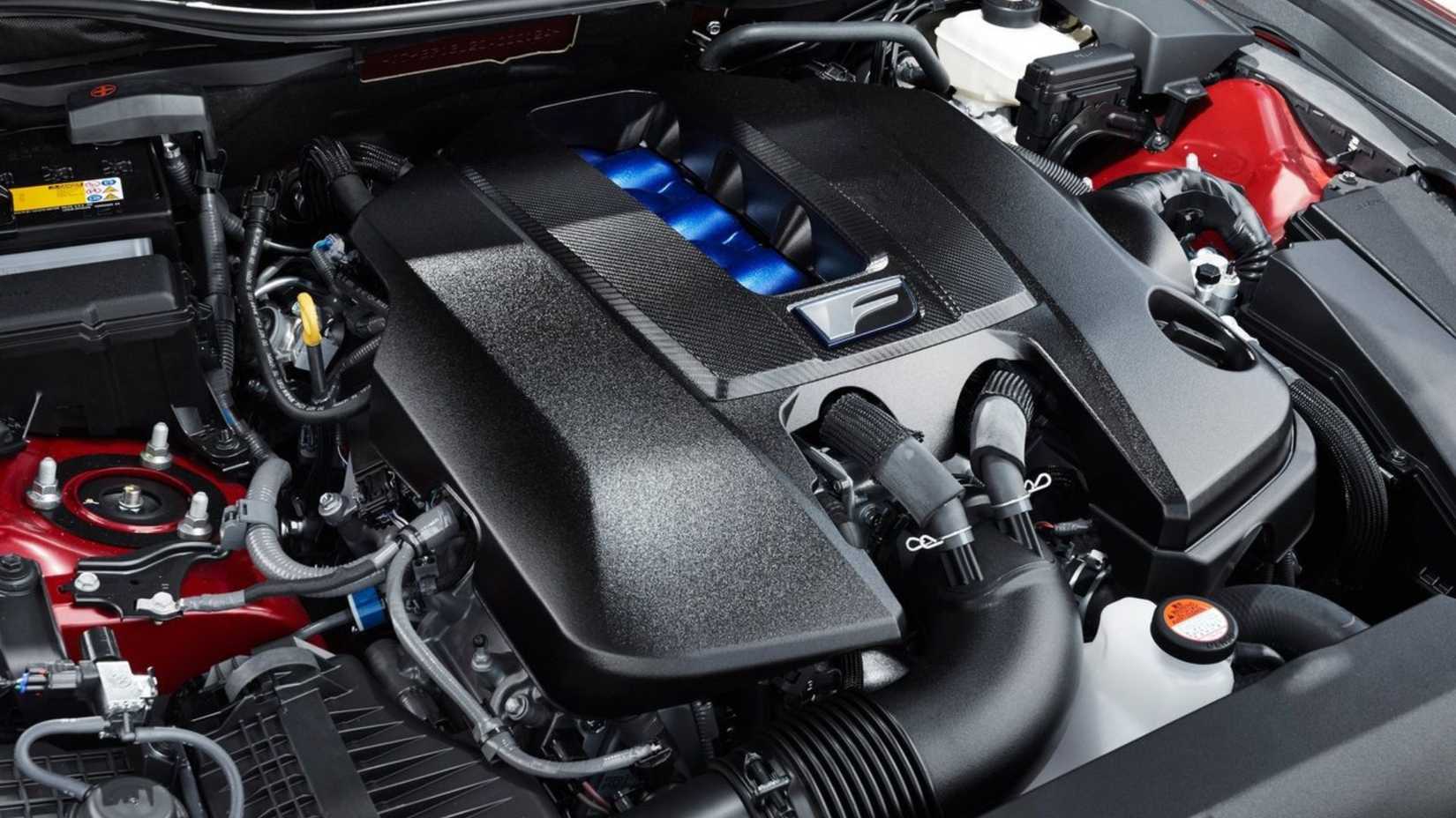 Primer plano del motor V8 de 5.0 litros debajo del capó de un Lexus GS F 2016.