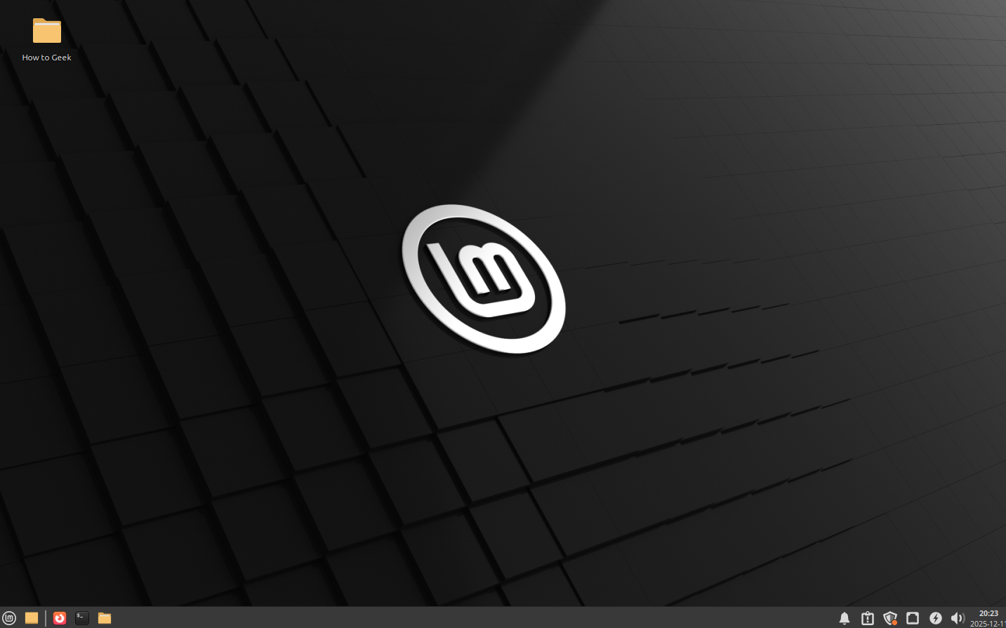 Linux Mint Xfce desktop overview
