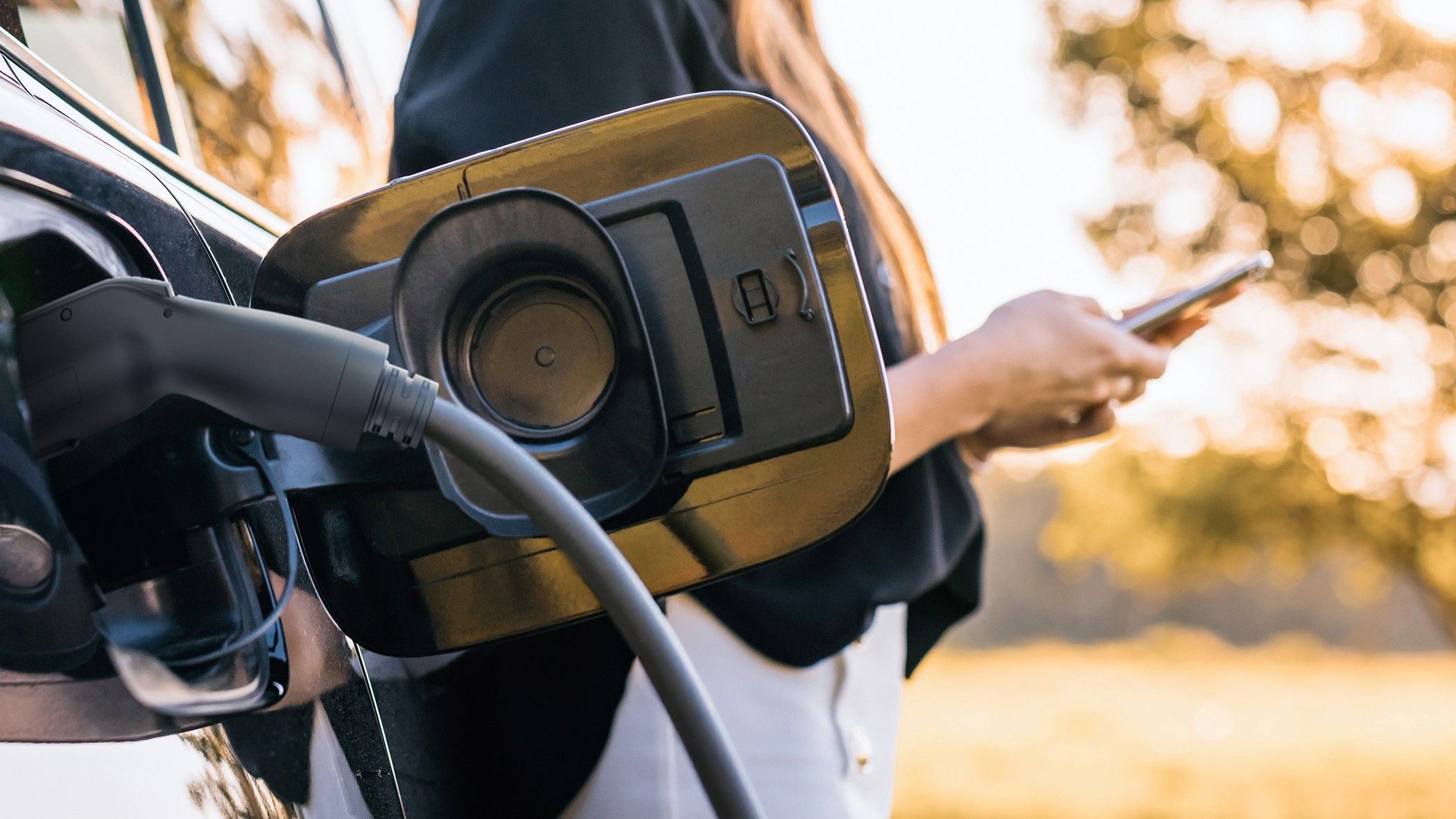 MSI EV Life 充電器を使用して、自宅でより高速かつスマートな EV 充電をお楽しみください