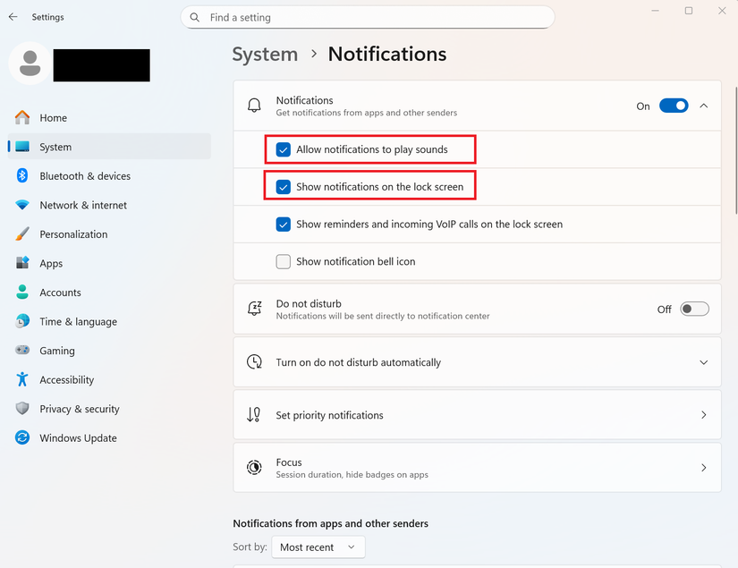 Uma captura de tela do Windows 11 aberta para notificações do sistema. Existem caixas de seleção destacadas em vermelho.