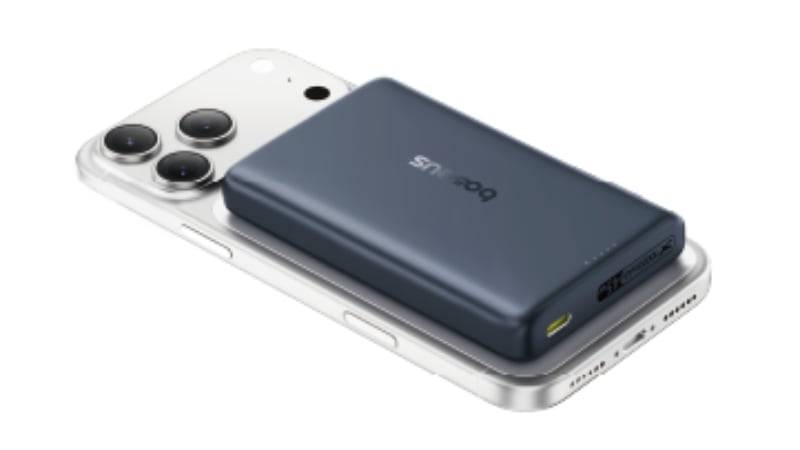 PicoGo AM52 Qi2.2 Slim Power Bank no telefone