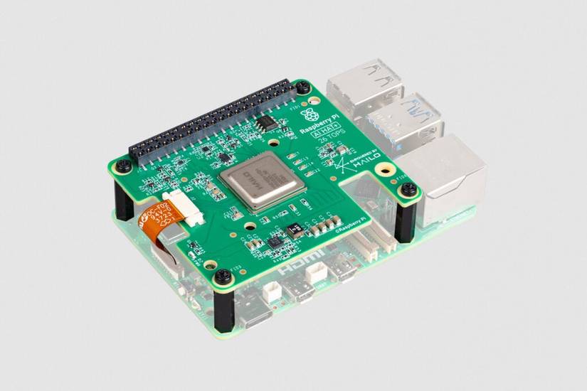 Raspberry Pi AI HAT+ em um fundo cinza.