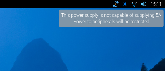 Raspberry Pi OS com aviso de voltagem.