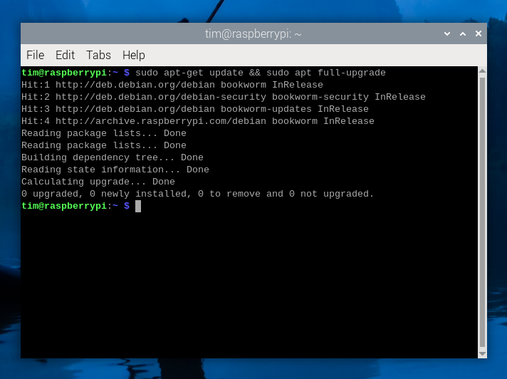Executando os comandos de atualização e atualização no Raspberry Pi OS.