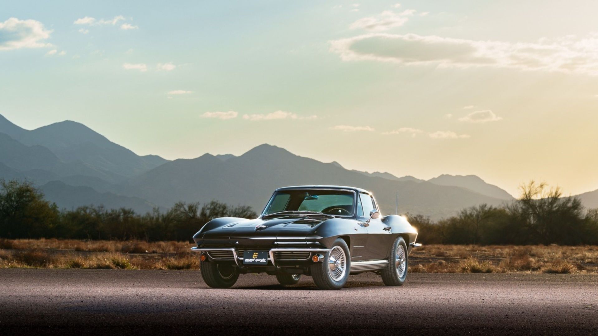 Vue de face d'une Corvette de 1963 avec le désert de l'Arizona en arrière-plan.