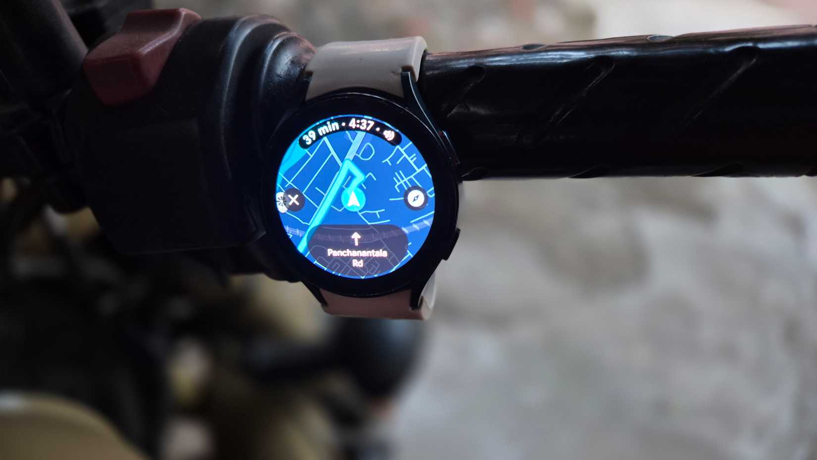 Samsung Galaxy Watch 4 прив'язаний до ручки велосипеда.