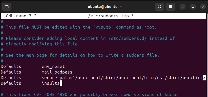 O arquivo sudoers é aberto em um terminal Ubuntu, com os insultos padrão em vigor.