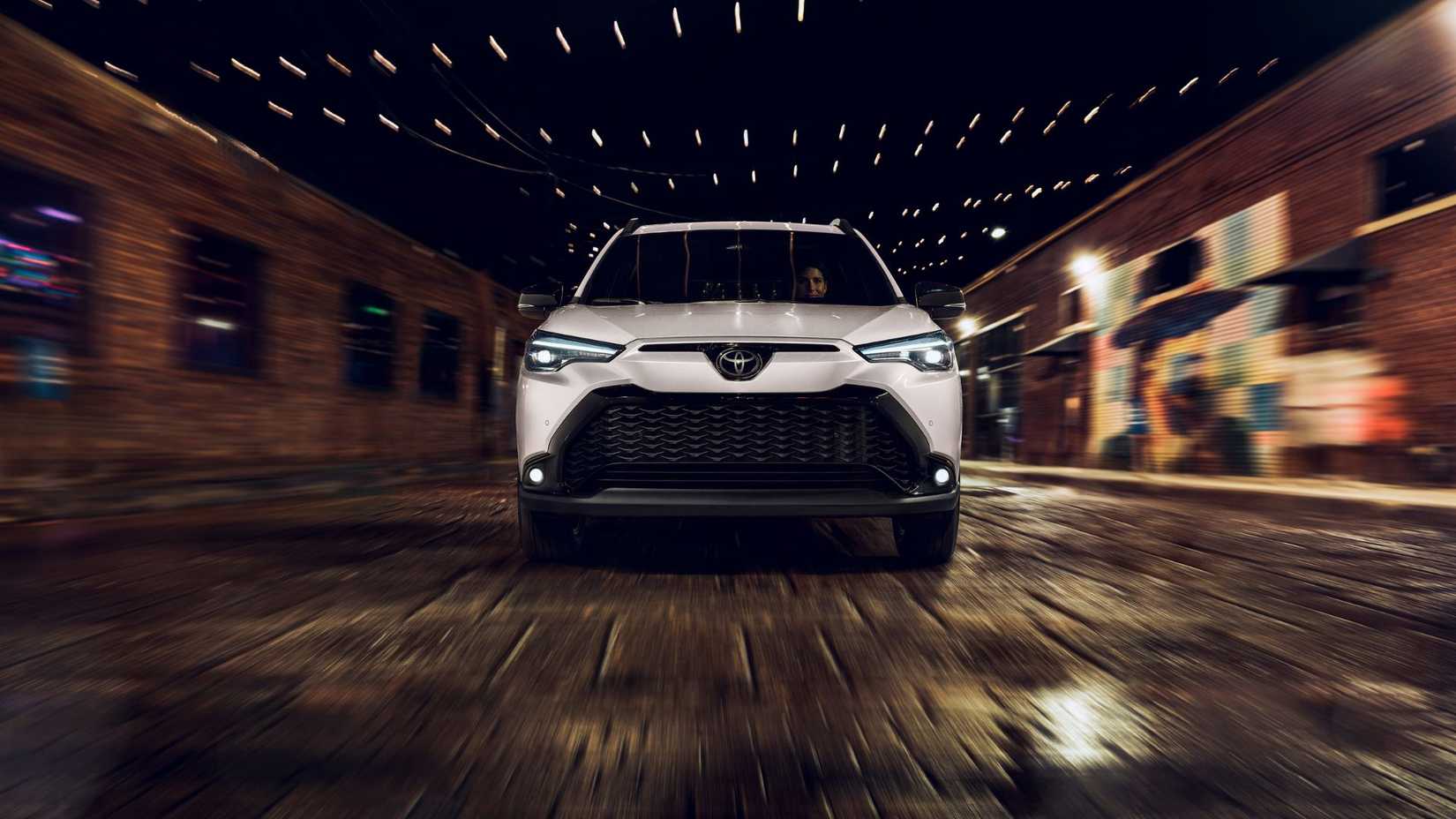 Вид спереди Toyota Corolla Cross Hybrid XSE 2025 года в белом цвете