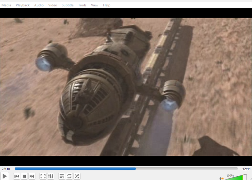Uma captura de tela do VLC Media Player exibindo um filme com uma nave espacial e um trem na cena.