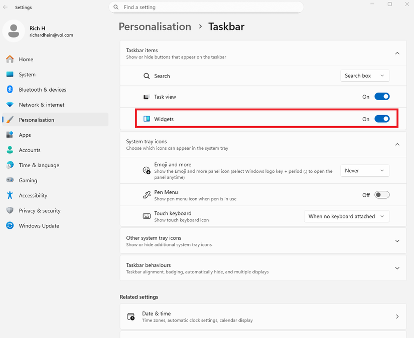 Uma captura de tela do Windows 11 aberta nas configurações da barra de tarefas. A alternância de widgets é destacada em vermelho.