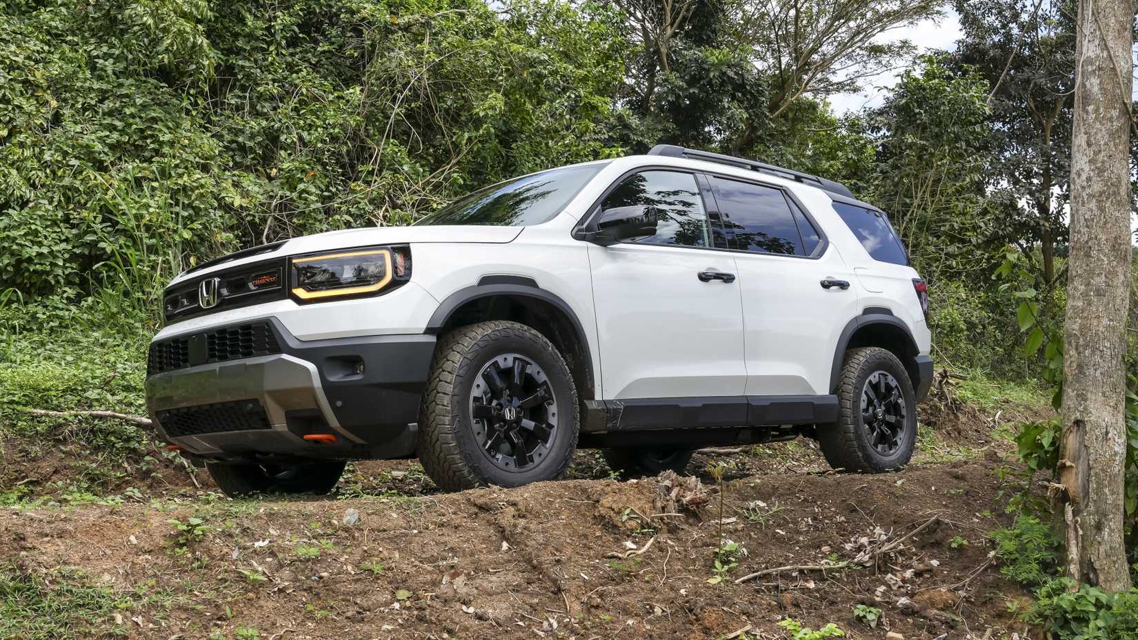 Front 3/4 shot of a 2026 Honda Passport TrailSport Elite