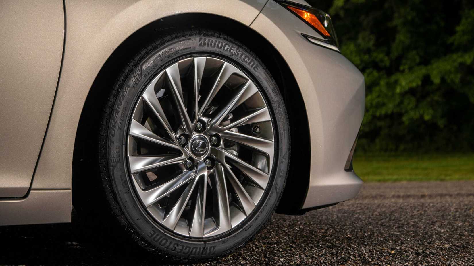 Close-up shot of the alloy wheel on a 2019 Lexus ES 300h.
