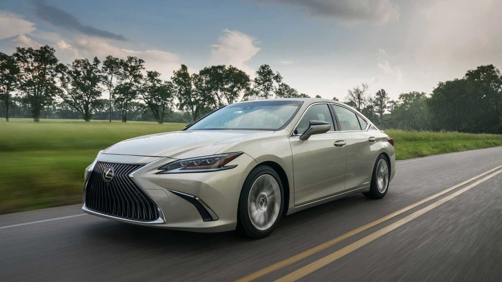 Dynamic front 3/4 shot of a 2019 Lexus ES 300h.