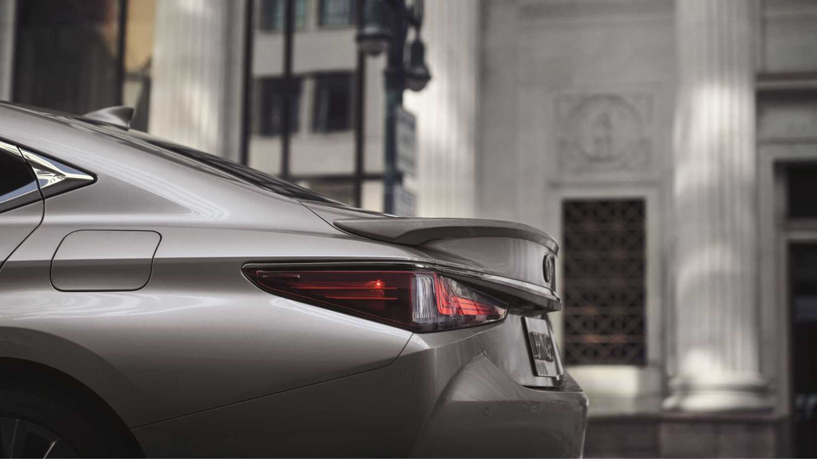 Primer plano de los 3/4 traseros de un Lexus ES 350 plateado 2025.
