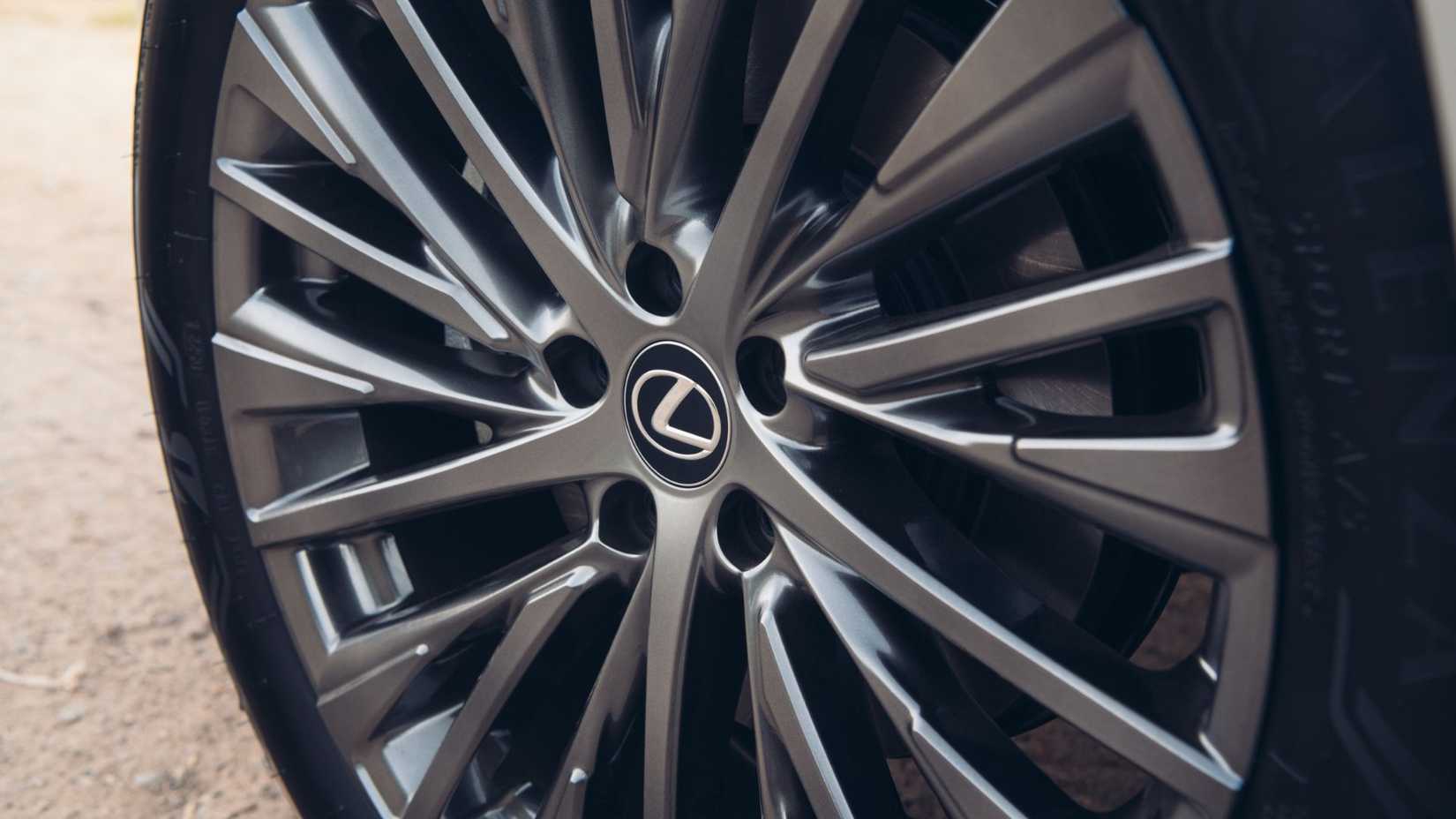 Close da roda de liga leve de um Lexus RX 350h 2026.