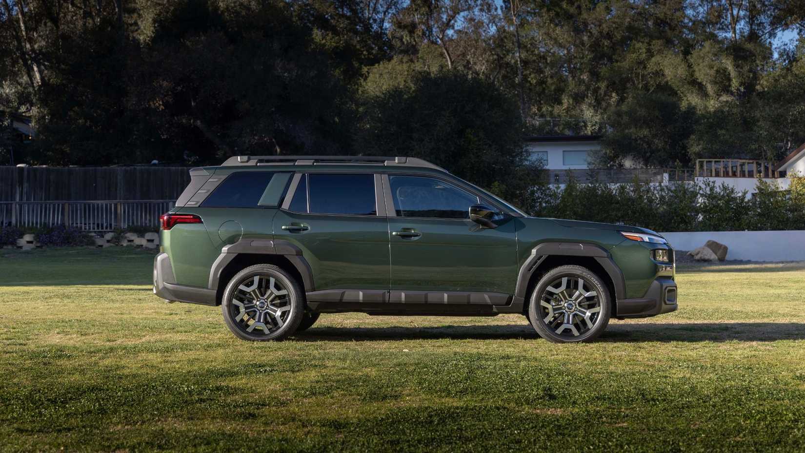 Статический боковой снимок зеленого Subaru Outback 2026 года выпуска.