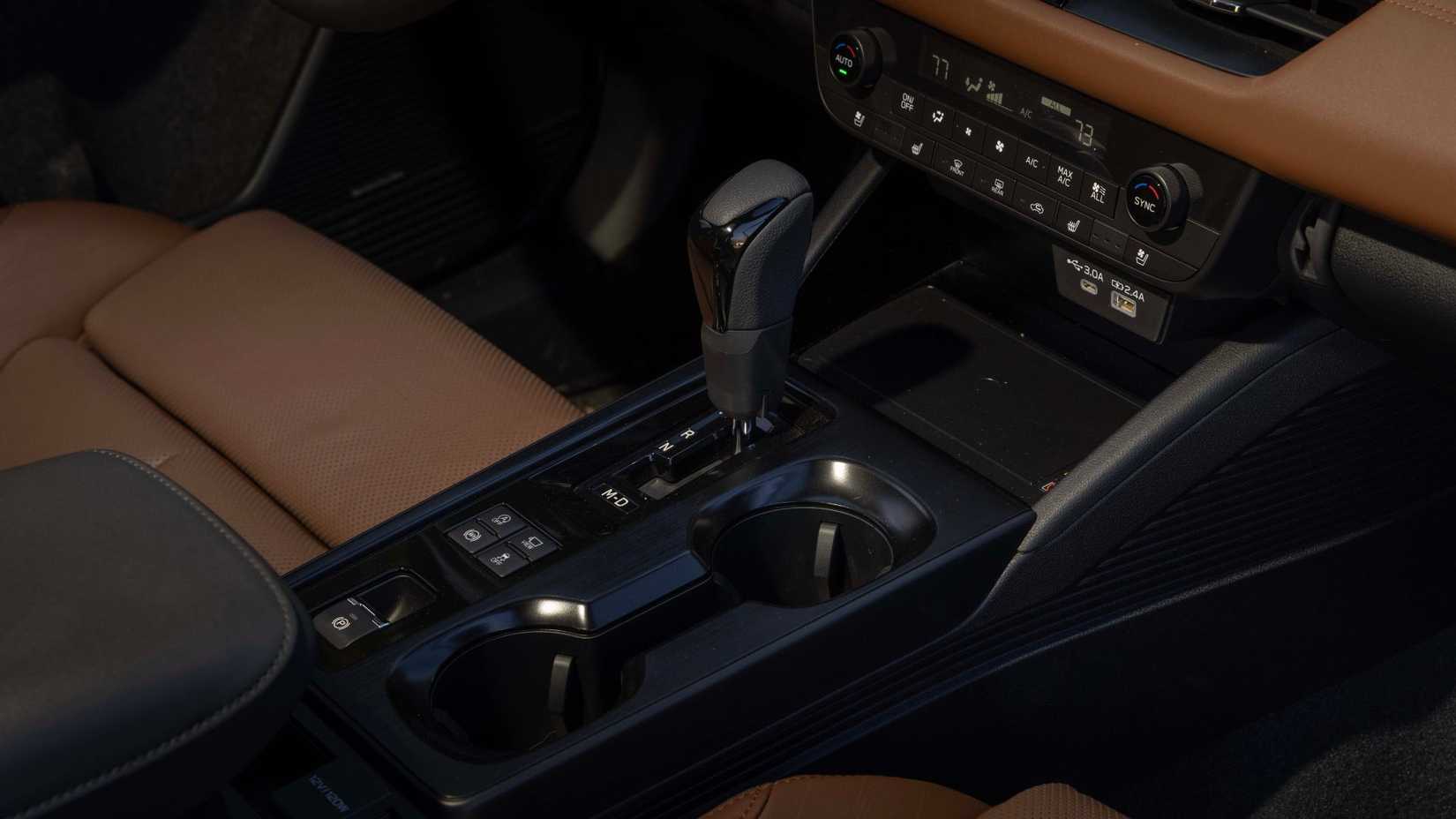 Селектор коробки передач Subaru Outback 2026 года выпуска крупным планом.