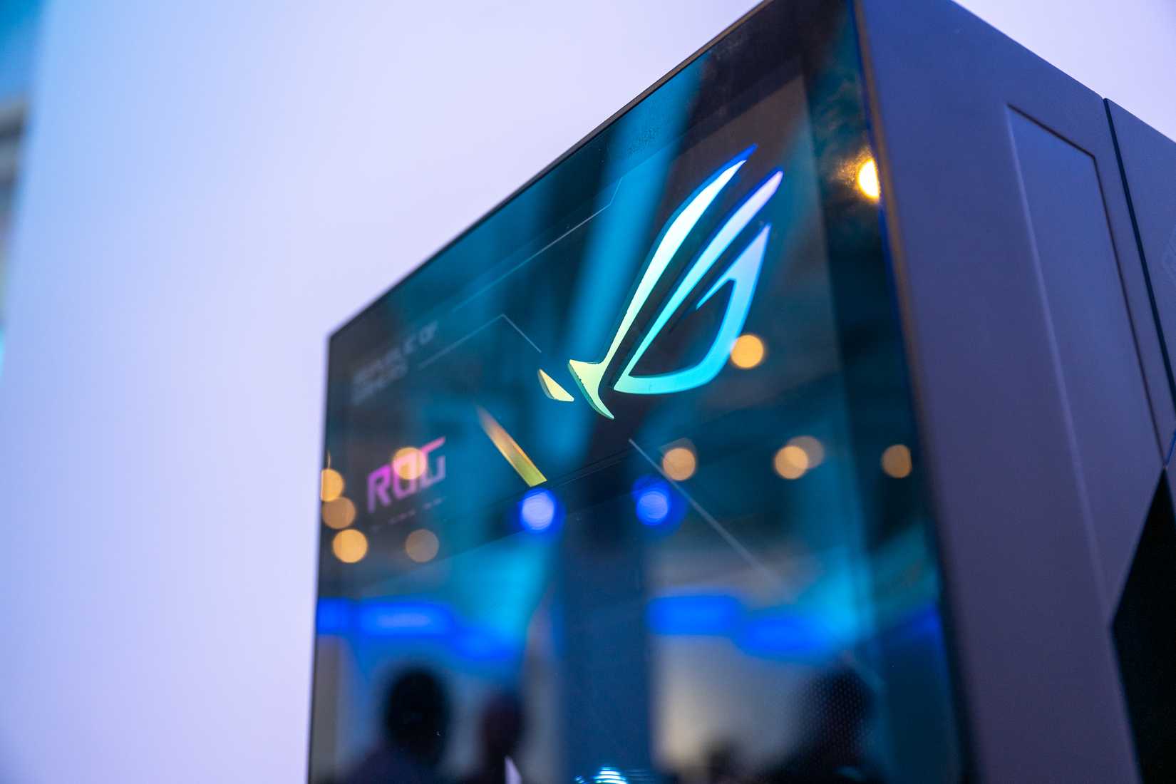 Close-up of the ROG logo on the ASUS ROG G1000 gaming PC case.