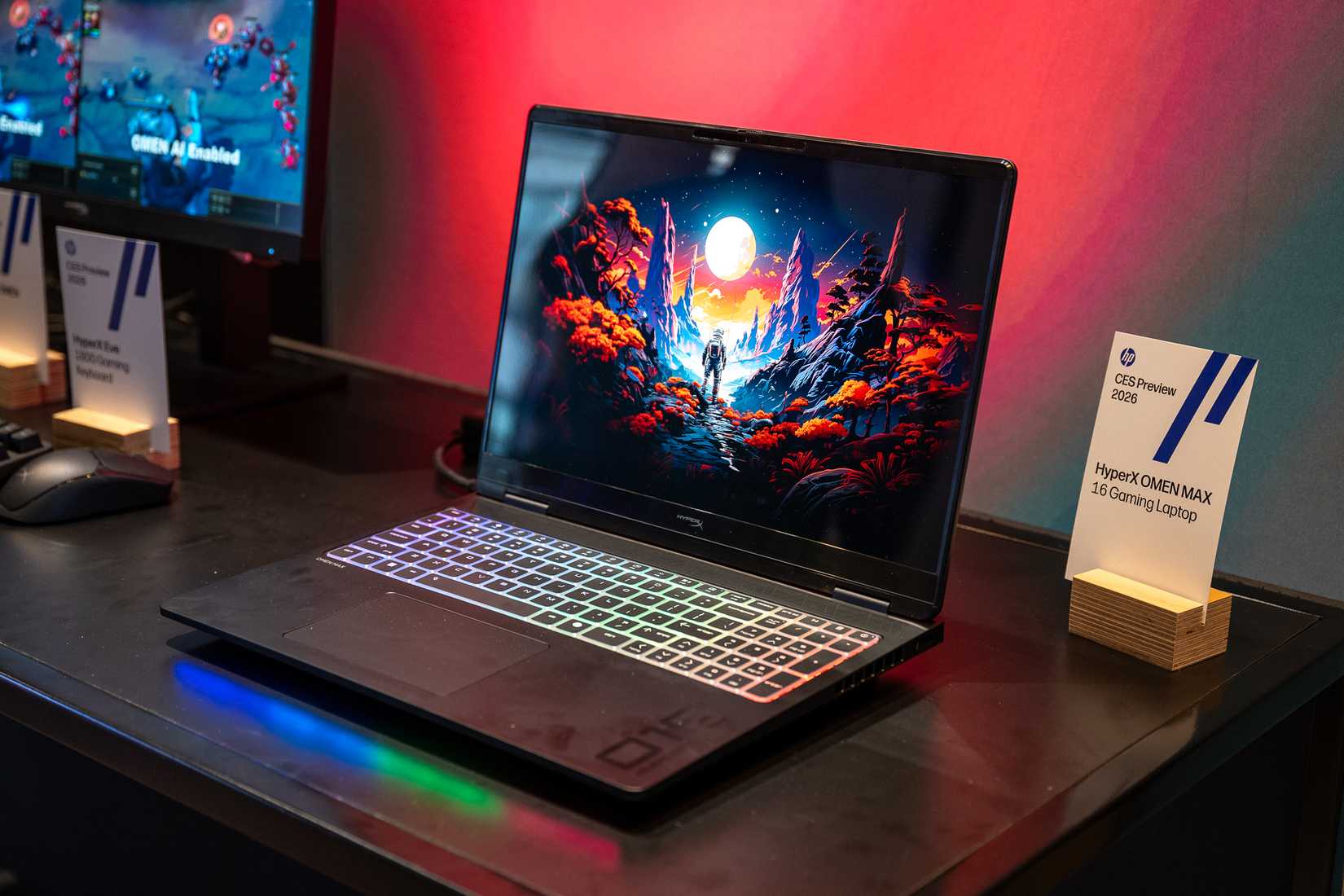 একটি হাইপারএক্স ওমেন 16 গেমিং ল্যাপটপ একটি টেবিলে বসে আছে।
