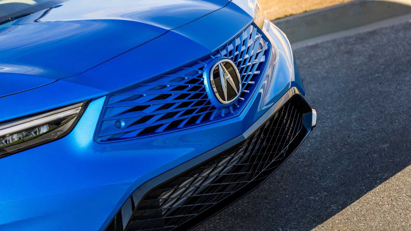 Primer plano de la parrilla delantera de un Acura Integra A-Spec Tech azul 2026.
