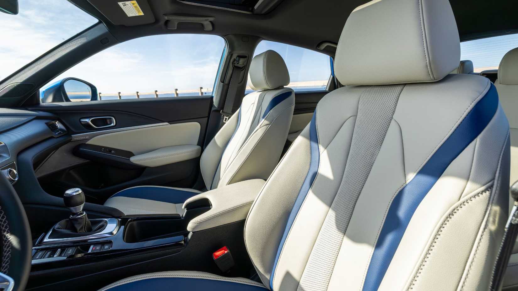 Toma de los asientos delanteros en un Acura Integra A-Spec Tech 2026.