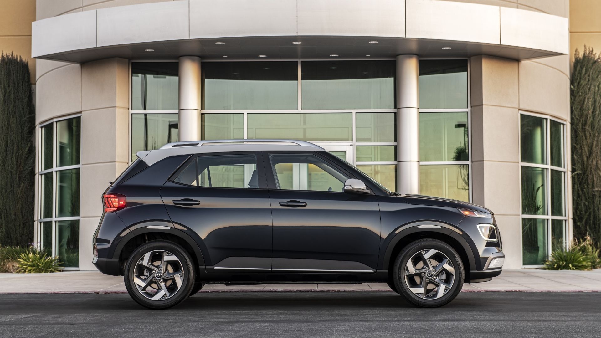 Foto de perfil lateral de um Hyundai Venue 2026