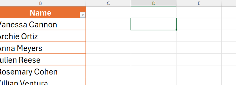 تم تحديد خلية فارغة في ورقة Excel، مع عمود فارغ تمامًا يفصل هذه الخلية الوجهة عن جدول Excel المنسق.
