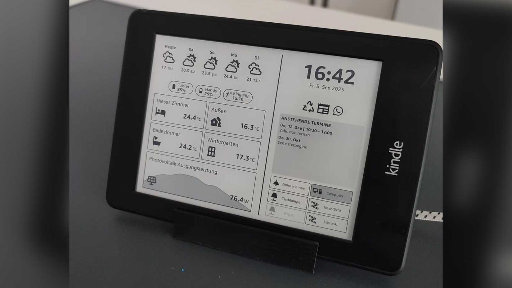 Kindle с дашбордом Home Assistant на подставке.
