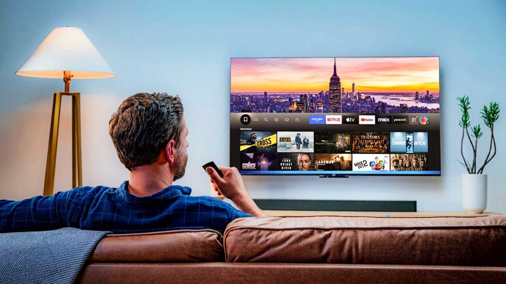 Человек с пультом Fire TV перед телевизором