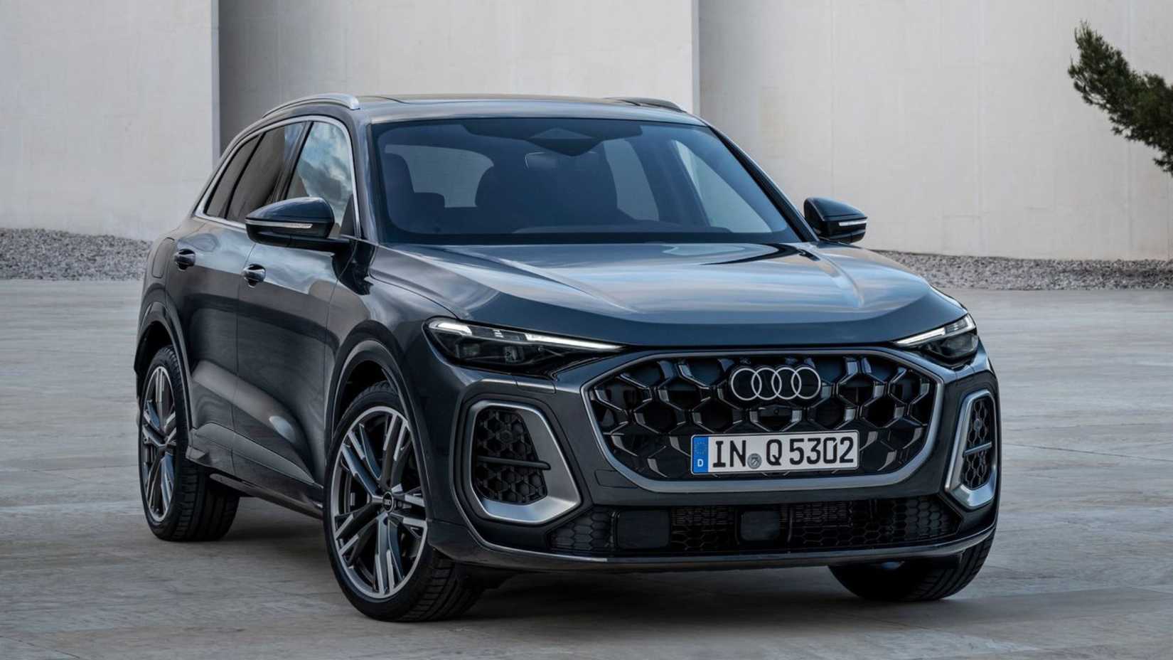 Серый Audi Q5 2025 года, вид спереди сбоку.