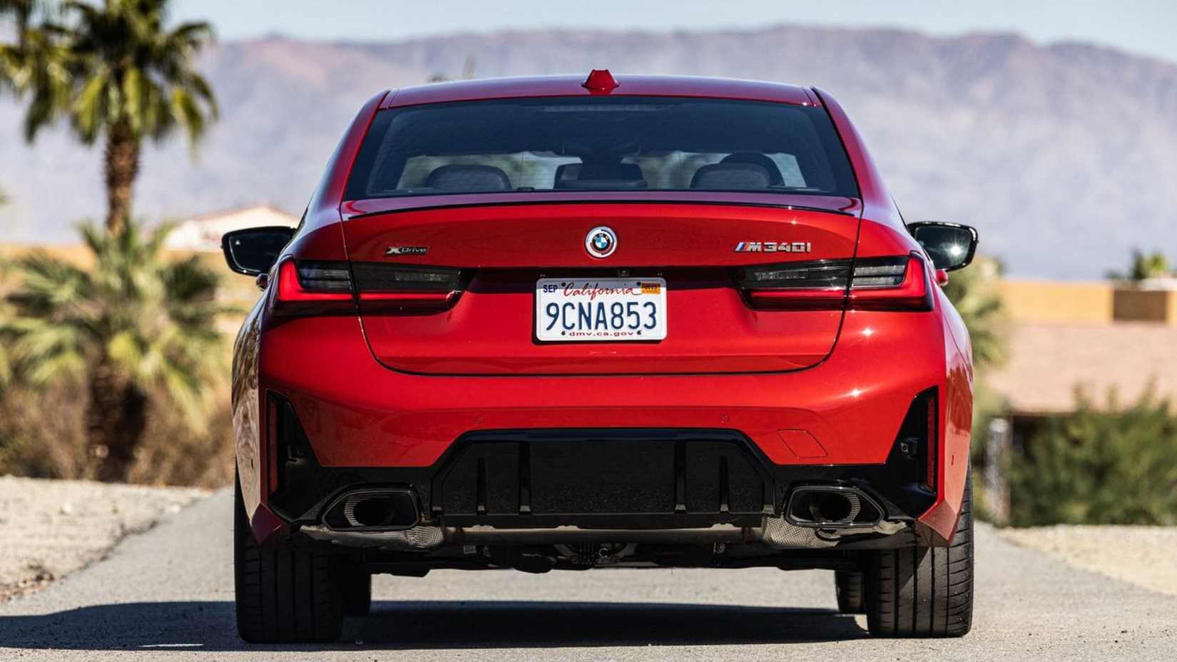 Foto estática da traseira de um BMW M340i 2023 vermelho.