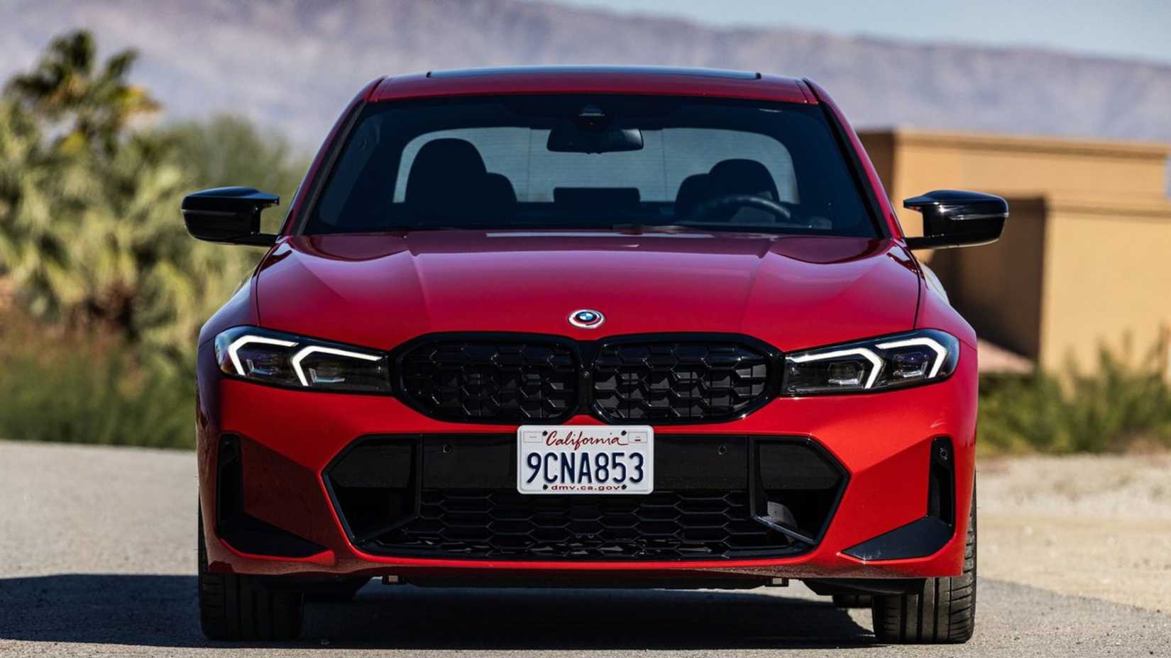 Foto estática da frente de um BMW M340i 2023 vermelho.