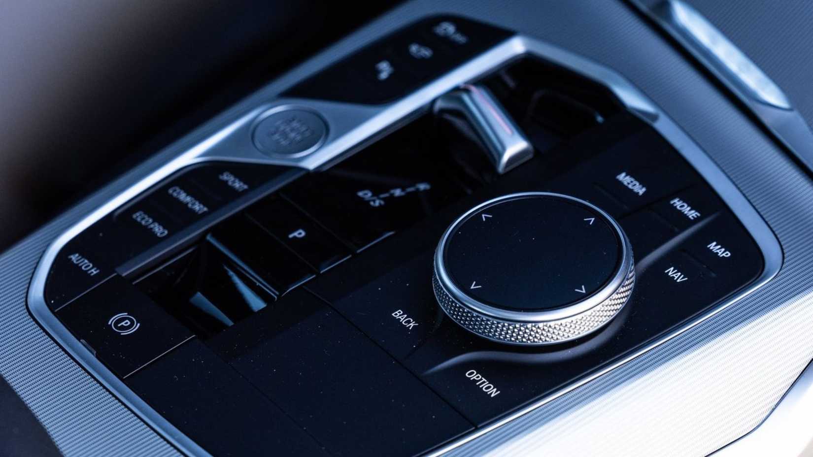 Close dos controles do motorista em um BMW M340i 2023.