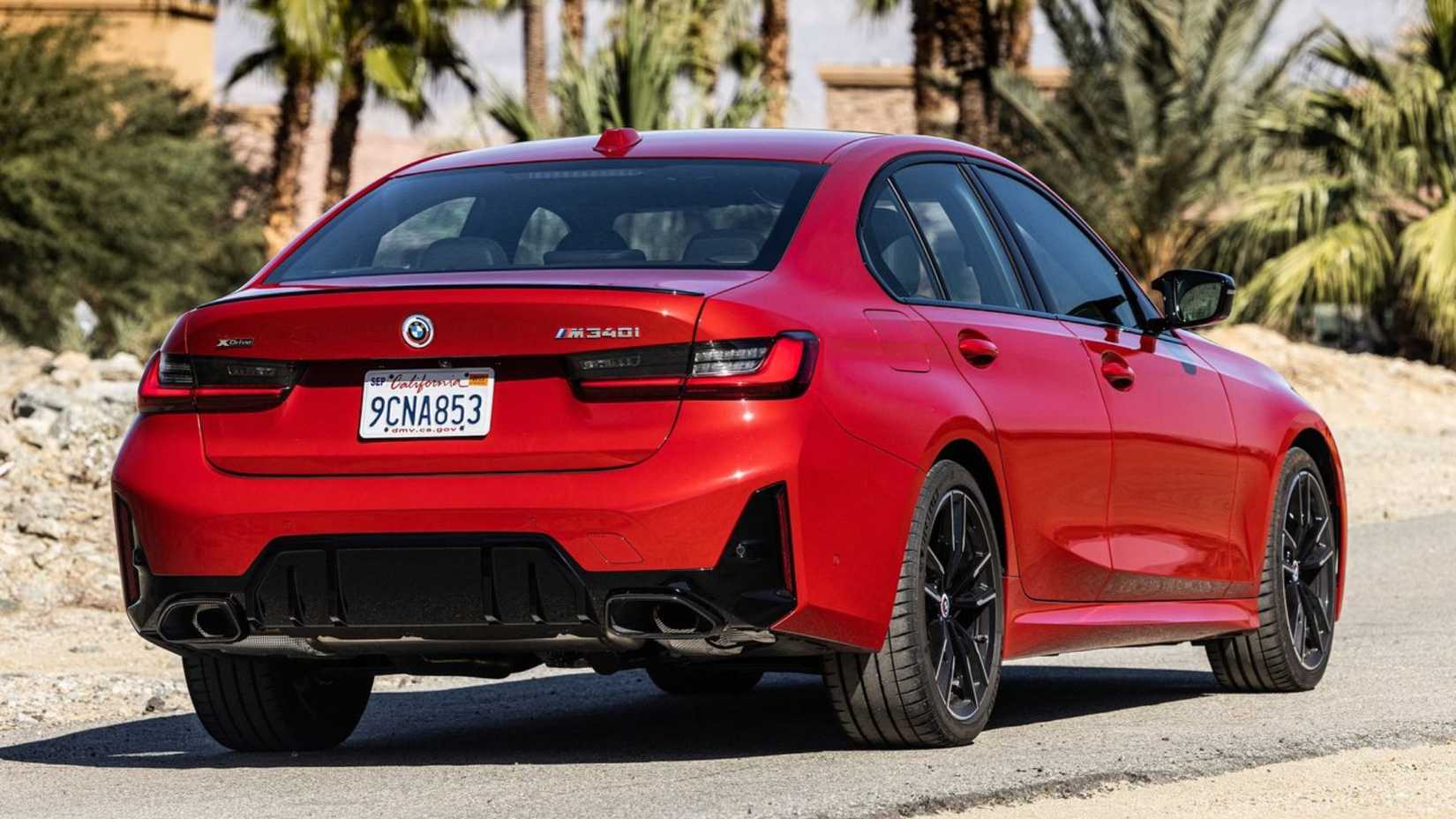 Foto estática traseira 3/4 de um BMW M340i 2023 vermelho.