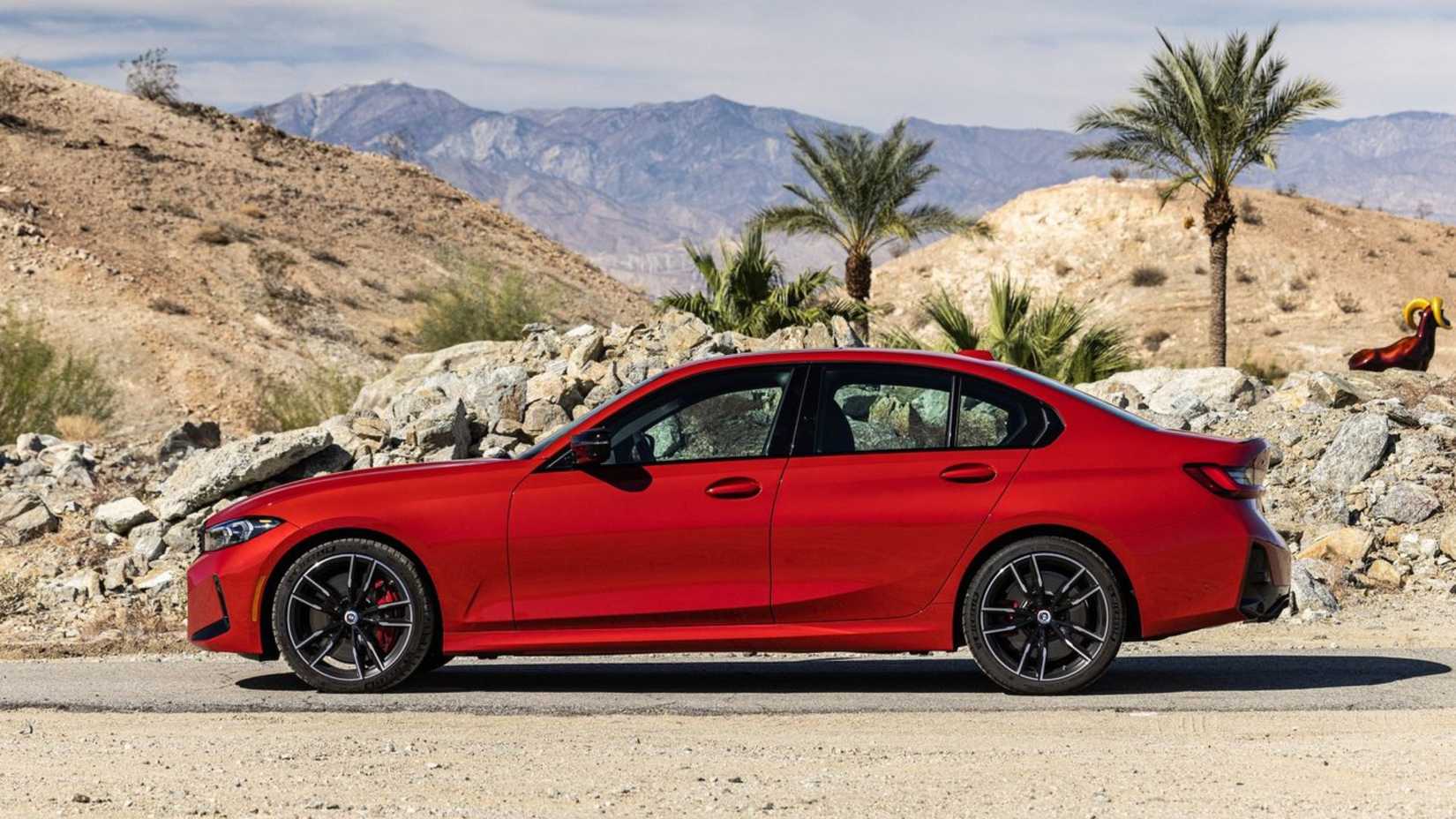 Foto estática do perfil lateral de um BMW M340i 2023 vermelho.