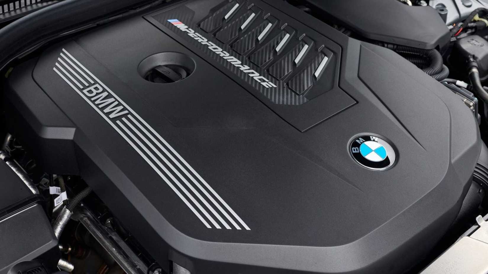 Close do motor sob o capô de um BMW M340i xDrive 2023.