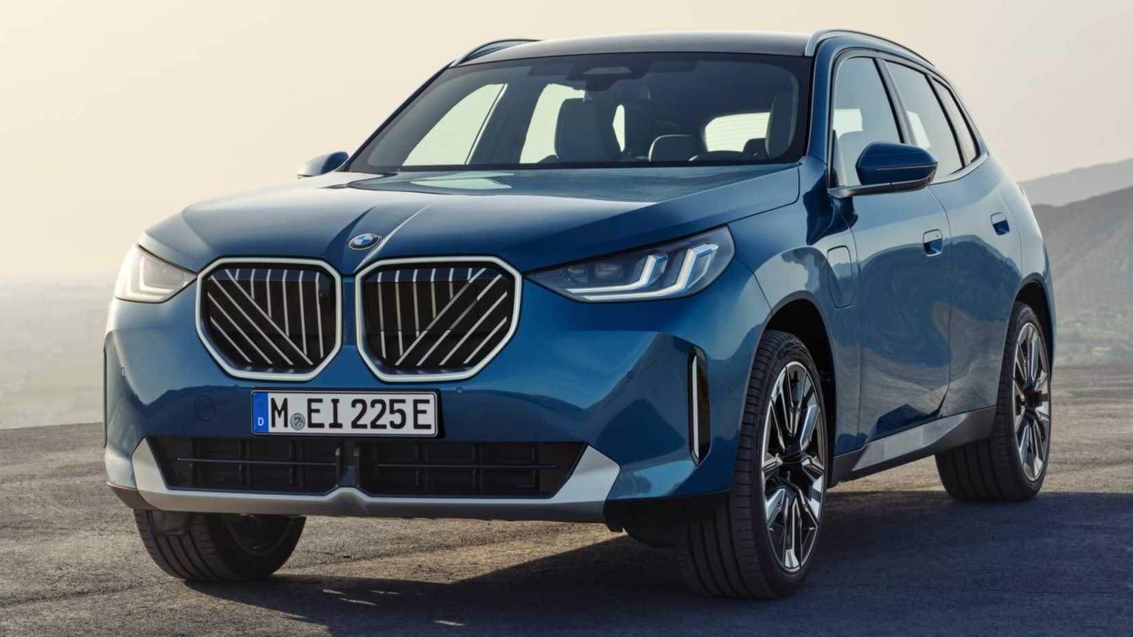 Синий BMW X3 2025, вид спереди сбоку.